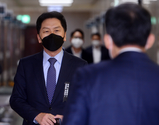 울산광역시장을 지낸 김기현(왼쪽) 현 국민의힘 원내대표가 15일 오전 서울 여의도 국회에서 열린 당 최고위원회의에 참석하고 있다.국회사진기자단·연합뉴스